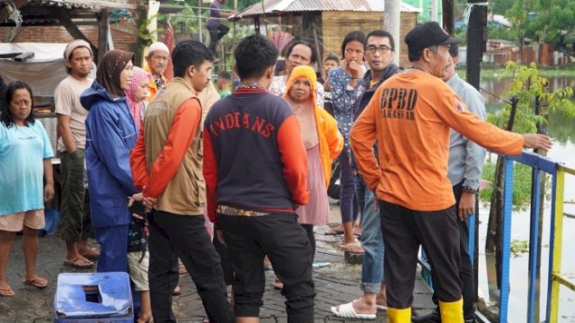Anggota DPRD Kota Makassar, Mario David, meninjau lokasi terdampak bencana. ()