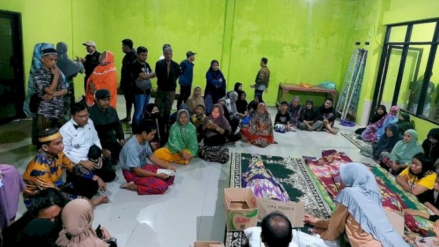 Ketua DPRD Makassar Rudianto Lallo melayat ke rumah duka yang tertimpa pohon tumbang di Perumahan Puri Pattene Permai Blok D 5, Kelurahan Sudiang, Kecamatan Biringkanaya, Makassar, Rabu (4/1/2023).
