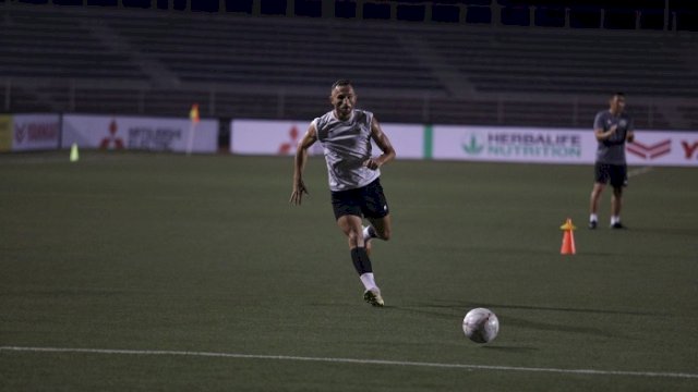Para pemain Timnas Indonesia menjalani latihan di Stadion Rizal Memorial, Manila, Sabtu (31/12) malam. (pssi)