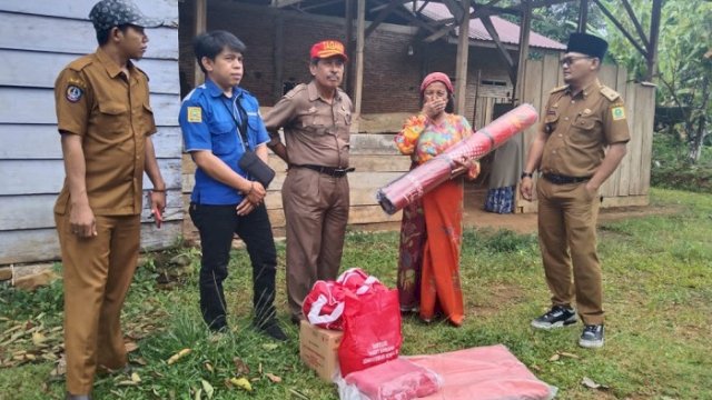 Sejumlah Rumah Rusak Diterjang Angin Kencang, 2 Tertimpa Pohon, Pemkab Beri Bantuan