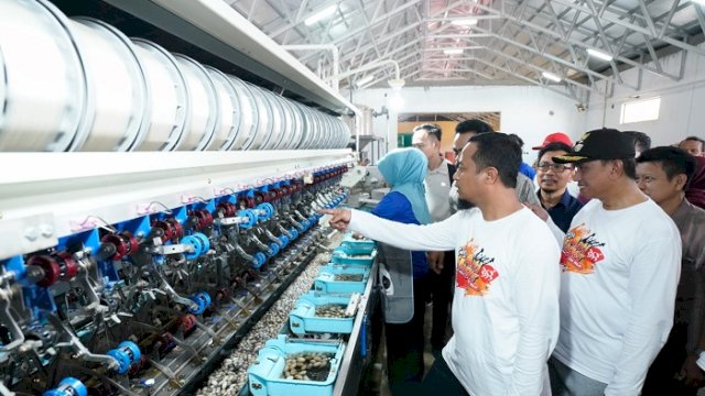 Dokumentasi: Gubernur Sulawesi Selatan, Andi Sudirman Sulaiman, saat peresmian Unit Pengelolaan Sutera di Sempange, Pakkana, Kecamatan Tana Sitolo, Kabupaten Wajo, Sabtu, 12 November 2022.