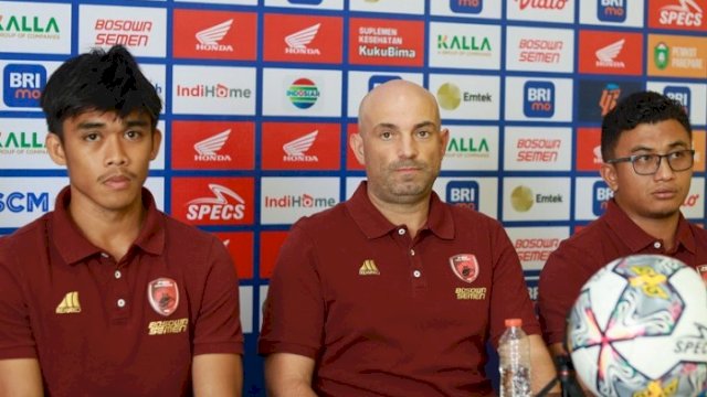 Pelatih PSM Makassar Bernardo Tavares (tengah).