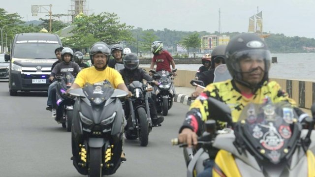 Iring-iringan bikers yang menyambut kedatangan Ilham Arief Sirajuddin di Kota Parepare.