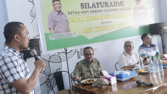 Dr Ilham Arief Sirajuddin saat Silaturahmi Anggota dan Pengurus RAPI Bone bersama IAS, di Melocca Kopi, Jalan Sultan Hasanuddin, Watampone, Ahad, 26 Februari 2023.