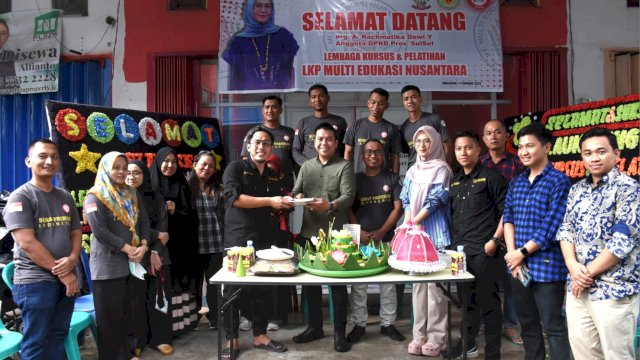 Ketua Komisi D DPRD Sulsel, Andi Rachmatika Dewi menyaksikan pembukaan Lembaga Kursus dan Pelatihan (LKP) Multi Edukasi Nusantara memberikan pendidikan dan pelatihan (Diklat) perdana sunat modern tanpa jarum suntik, di Ruko Cendrawasih Square Blok D No 9 Makassar, Sabtu (11/2/2023).