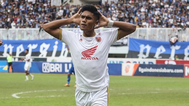 Selebrasi pemain PSM Ramadhan Sananta usai menjebol gawang Persib Bandung. PSM menang 1-2 saat dijamu Persib di Stadion Pakansari, Kabupaten Bogor, Selasa (14/2/2023). (twitter/@PSM_Makassar)