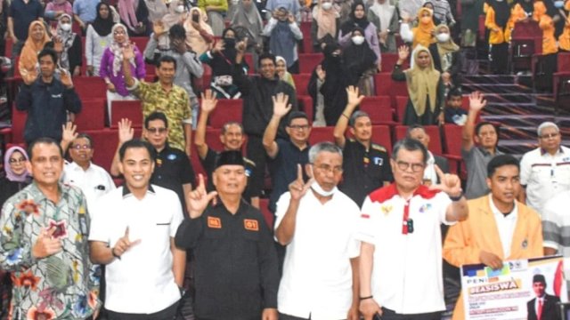 Rektor UNM Serahkan Beasiswa KIP kepada 157 Mahasiswa, Ini Pesannya