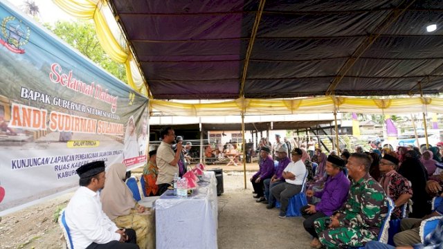 Gubernur Sulsel, Andi Sudirman saat dialog dengan warga di Desa Taulan, Kecamatan Cendana, Kabupaten Enrekang, Sabtu (25/2/2023).