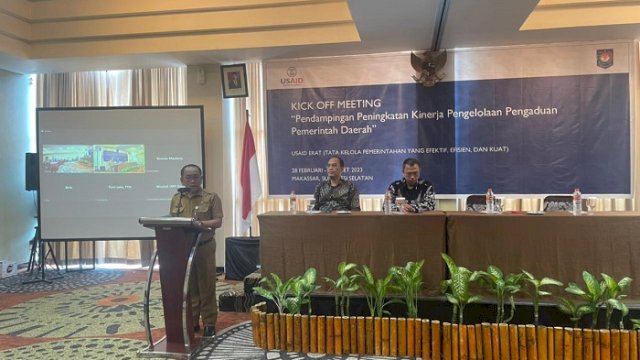 Asisten II Bidang Perekonomian, Pembangunan dan Kesejahteraan Pemerintah Provinsi Sulawesi Selatan Ichsan Mustari saat membuka acara Kick Off Meeting "Pendampingan Peningkatan Kinerja Pengelolaan Pengaduan Pemerintah Daerah" di Hotel Santika Makassar, Selasa (28/2/2022).