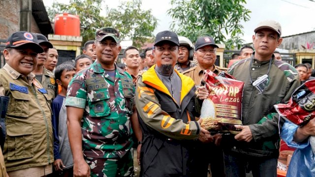 Gubernur Serahkan Bantuan Logistik untuk Warga Terdampak Banjir di Tamalanrea, Siapkan Perahu untuk Evakuasi