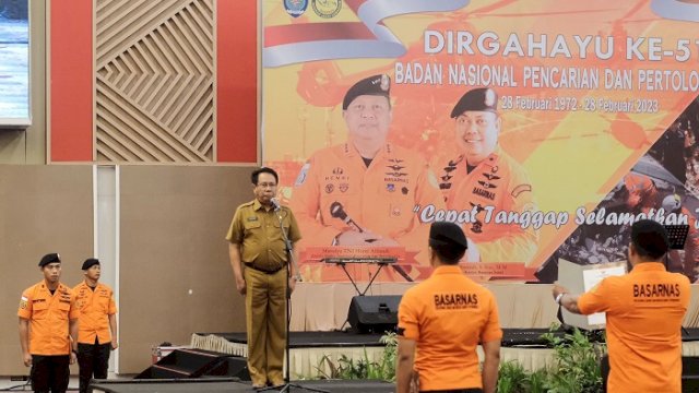 Pj Sekprov Sulsel, Andi Aslam Patonangi, memimpin upacara peringatan HUT Basarnas ke-51 tahun, di Ballroom Sandeq A dan B Hotel Claro Makassar, Selasa (28/2/2023).