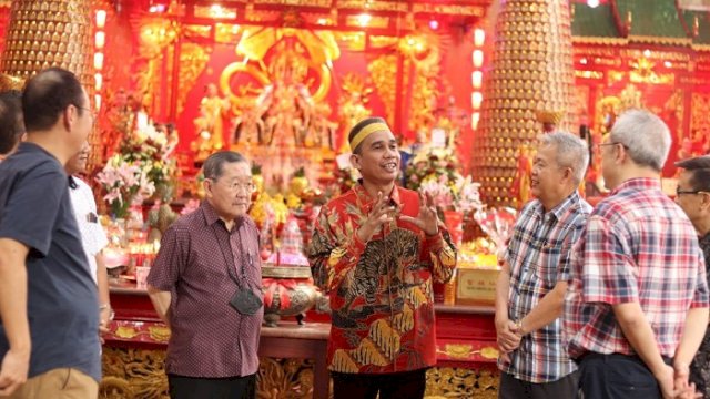 Pengurus Klenteng Xian Ma Makassar menyambut kedatangan Ketua DPRD Rudianto Lallo Makassar, Jumat (3/2/2023). ()