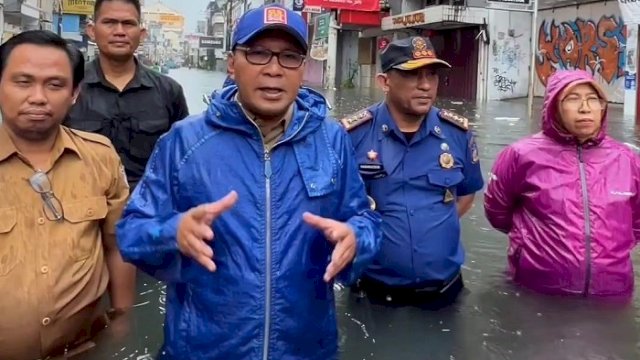 Walikota Makassar Moh Ramdhan Pomanto meninjau lokasi yang terdampak banjir.