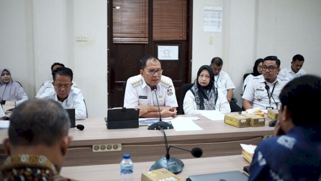 Walikota Makassar, Moh Ramdhan Pomanto saat memaparkan pencapaian pembangunan Kota Makassar, termasuk inovasi lorong wisata di depan tim penguji. 