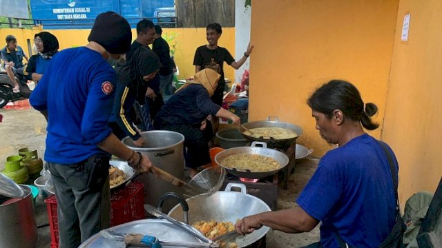 Dinsos Makassar mendirikan dapur umum untuk menyiapkan 1.000 paket makanan siap saji bagi pengungsi banjir.