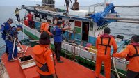 Mesin Kapal Mendadak Mati, Basarnas Sulsel Evakuasi Tujuh Pemancing di Teluk Bone