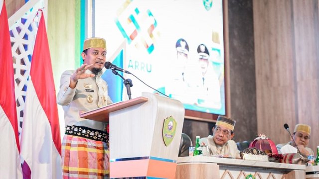 Gubernur Sulsel Andi Sudirman Sulaiman saat Rapat Paripurna 63 Tahun Barru mengangkat tema "Barru Maju, Berorientasi Pelayanan, Berakhlak&rdquo; di Gedung MPP Masiga Center, Minggu, 26 Februari 2023.