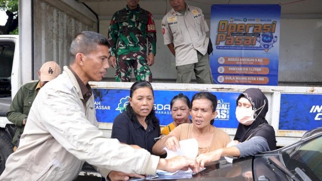 Dinas Perdagangan (Disdag) Makassar mengadakan operasi pasar di lima pasar tradisional, Senin (20/2/2023).
