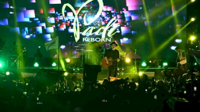 Padi Reborn saat tampil menghibur ribuan masyarakat Sinjai di Lapangan Sinjai Bersatu, Senin malam (27/2/2023).