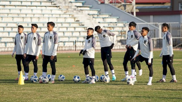 Para pemain Timnas U-20 latihan di Uzbekistan. (PSSI)