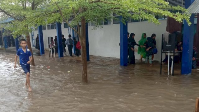 Kondisi salah satu sekolah di Makassar yang terdampak genangan, akibat cuaca buruk.