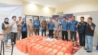 Sekwan DPRD Makassar Bagikan Makanan Siap Saji ke Warga Terdampak Banjir di Katimbang