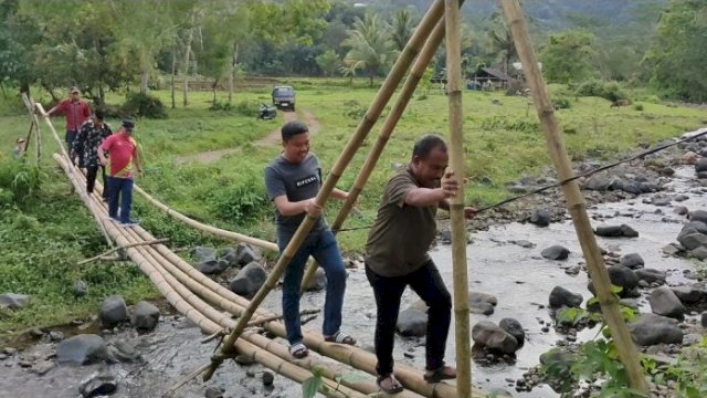Sempat Viral, Pemkab Segera Bangun Jembatan Penghubung Dua Desa di Sinjai Selatan