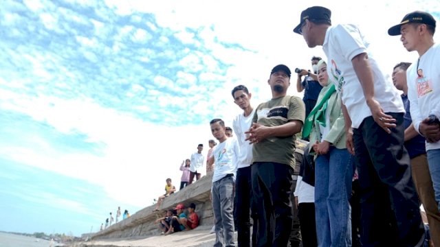 Gubernur Sulawesi Selatan Andi Sudirman Sulaiman meninjau pemanfaatan tanggul pengaman abrasi di Desa Pa&rsquo;lalakkang, Kecamatan Galesong, Kabupaten Takalar, Sabtu (11/2/2023).