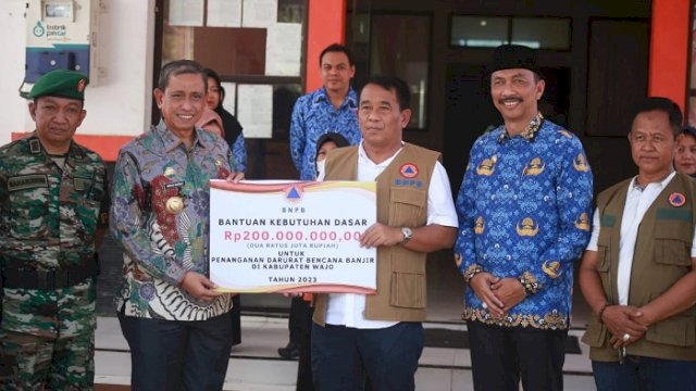 BNPB Serahkan Bantuan Rp200 Juta untuk Penanganan Banjir di Wajo