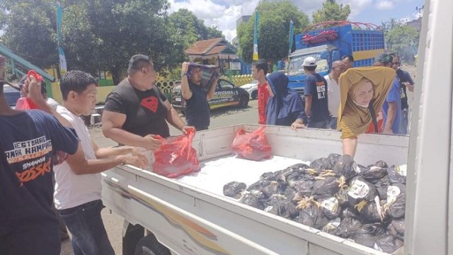 Andi Palalloi Tabrang (APT), relawan dan pengurus DPD NasDem Soppeng, berbagi ayam potong ke sejumlah warga di Kabupaten Soppeng, Rabu (22/3/2023).