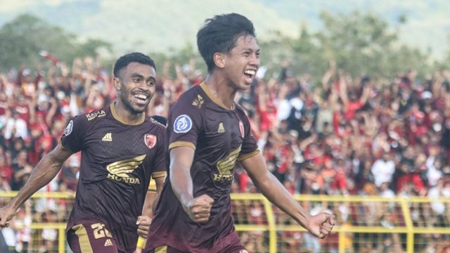 Seleberasi pemain PSM Makassar Ananda Raehan usai mencetak gol. PSM berhasil mengalahkan Bhayangkara FC dengan skor 3-1 pada laga pekan ke-31 Liga 1 Indonesia di Stadion Gelora BJ Habibie, Parepare, Jumat (17/3/2023). (twitter/@PSM_Makassar)