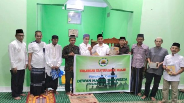 Anggota DPRD Makassar, Kasrudi bagikan Alquran ke Masjid di Manggala.