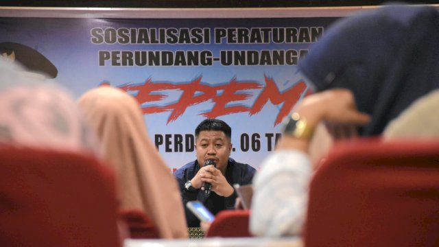 Anggota DPRD Makassar, Ari Ashari Ilham sosialisasikan Perda Kepemudaan, di Hotel Almadera, Senin (27/3/2023).