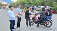 Yayasan Anak Rakyat Binaan Rudianto Lallo Bagi Takjil di Boulevard