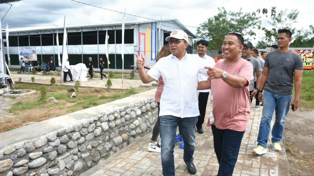 Wali Kota Makassar, Moh Ramdhan Pomanto menghadiri Grand Opening atau Peresmian dan Pemanfaatan Kandang Ayam Modern Closed House milik Farouk M Betta, di Desa Moncongloe, Kabupaten Gowa, Rabu (22/3/2023).