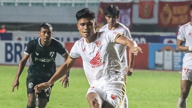 Pemain PSM Makassar Ramadhan Sananta melakukan eksekusi tendangan penalti yang menghasilkan gol ke gawang Persikabo 1973. Gol ini menjadi gol satu-satunya dalam pertandingan lanjutan BRI Liga 1 di Stadion Pakansari, Kabupaten Bogor, Jawa Barat, Kamis (9/3/2023). PSM Makassar menang dengan skor 0-1. (twitter/@PSM_Makassar)
