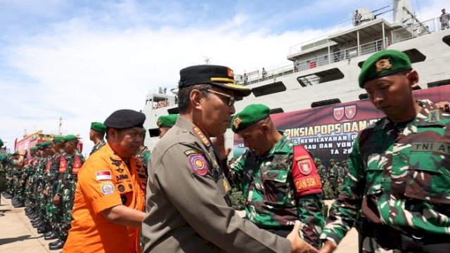 Panglima TNI Laksamana Yudo Margono Lepas Satgas Pamtas Papua di Makassar