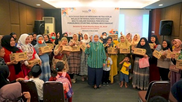 Anggota Komisi IX DPR RI, Aliyah Mustika Ilham saat memberikan pembekalan terkait percepatan penurunan stunting kepada masyarakat di Hotel Aswin Makassar, Jumat (17/3/2023).