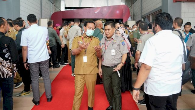 Gubernur Sulawesi Selatan, Andi Sudirman Sulaiman (kiri), menghadiri Rakornas Penanggulangan Bencana Tahun 2023 di Jakarta International Expo, Kemayoran, Jakarta, Kamis, 2 Maret 2023.