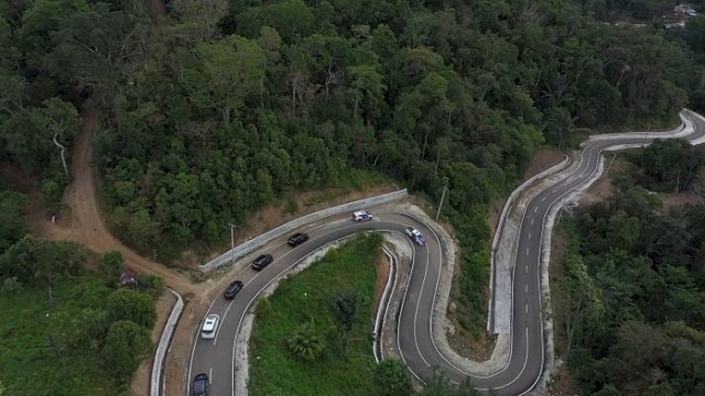 Jalan ruas Takkalasi - Bainange - Lawo, mempersingkat perjalanan dari Barru menuju ke Soppeng.