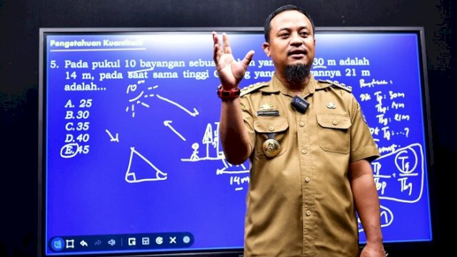 Gubernur Sulsel Andi Sudirman Sulaiman mengajar secara virtual melalui Smart School bersama siswa-siswi SMA se-Sulsel.