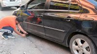 Jalan Pagi, Gubernur Andi Sudirman Bantu Seorang Ibu Perbaiki Ban Mobilnya yang Bocor