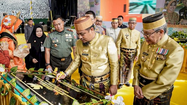 Gubernur Sulawesi Selatan Andi Sudirman Sulaiman meresmikan pembangunan Jembatan Kembar yang berlokasi di Kecamatan Bacukiki Barat, Kota Parepare.