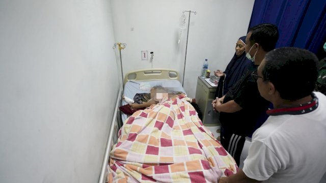 Gubernur Sulsel Andi Sudirman Sulaiman menjenguk korban rubuhnya kubah Masjid Ittifaqul Jamaah di Rumah Sakit Angkatan Laut Jala Ammari Makassar, Senin (27/3/2023).