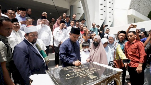 Gubernur Sulawesi Selatan Andi Sudirman Sulaiman meresmikan penggunaan Masjid Al-Ayyubi di Kompleks Kantor Gubernur Sulawesi-Selatan di Jalan Urip Sumoharjo, Makassar, Jumat (3/3/2023).