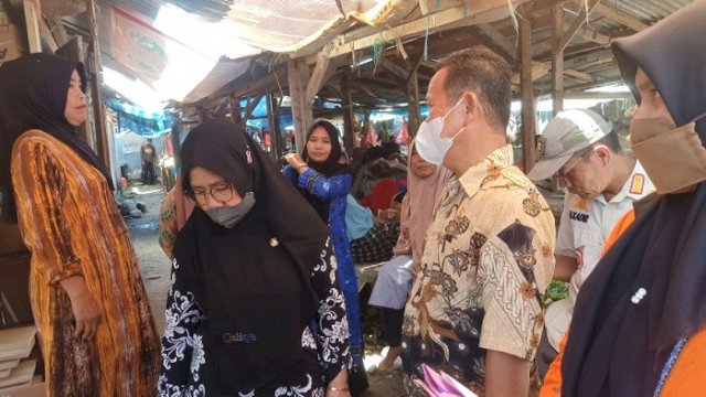 Sejumlah instansi Pemkab Luwu Utara melakukan pemantauan harga kebutuhan pokok masyarakat di Pasar Sabbang, Kamis (30/3/2023).