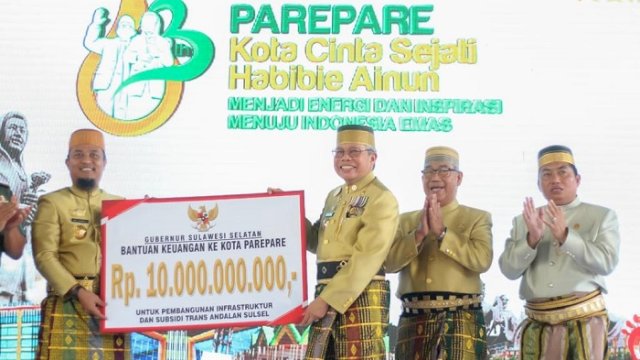 Gubernur Sulsel Andi Sudirman Sulaiman menyerahkan bantuan keuangan untuk pembangunan Kota Parepare pada puncak peringatan HUT Kota Parepare ke-63 Tahun di Rujab Walikota Parepare, Senin 20 Maret 2023.
