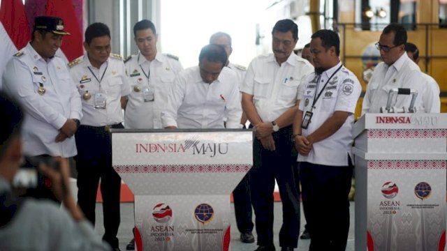Presiden RI Joko Widodo meresmikan pengoperasian jalur kereta api (KA) Makassar-Parepare Antar Maros-Barru, Rabu, 29 Maret 2023.