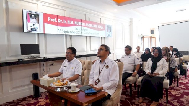 Pj Sekprov Sulsel, Andi Aslam Patonangi, saat mengikuti arahan dari Menko PMK secara virtual. ()