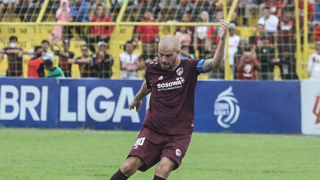 Wiljan Pluim berhasil menyumbangkan satu gol saat PSM Makassar mengkandaskan perlawanan Dewa United FC pada laga pekan ke-27 BRI Liga 1 2022/2023 di Stadion Gelora BJ Habibie Parepare, Rabu (1/3/2023) sore. (twitter/@PSM_Makassar)